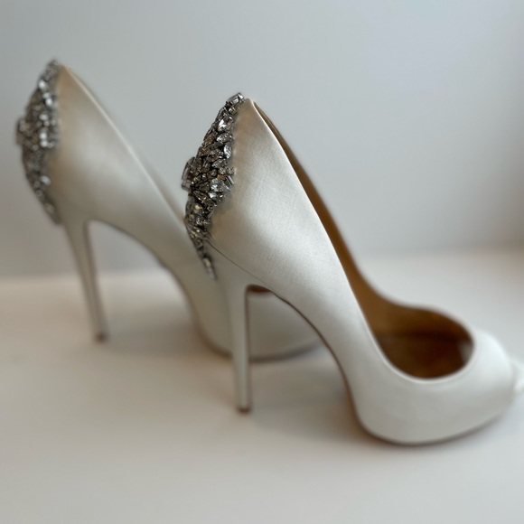 Badgley mischka Never worn white satin heels - Picture 2 of 5